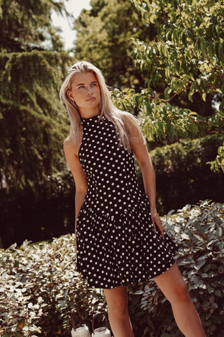 Halter jurkje met stippen zwart/wit - Helena