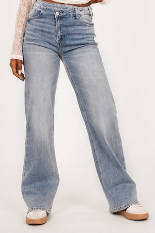 Straight leg jeans with a diagonal button in blue - Mavy