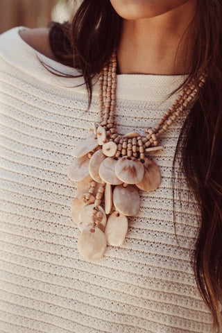 Statement ketting met bedels beige - Darby
