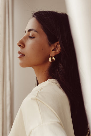 Smooth texture gold earrings - Zora