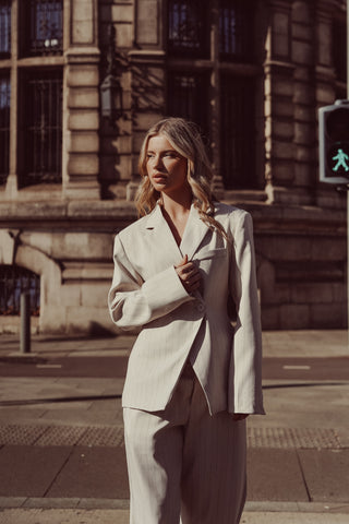 Pinstriped asymmetrical blazer beige - Indigo