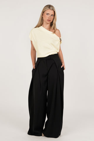 One-shoulder top cream with gold detail - Zara