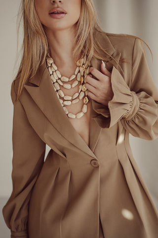 Statement necklace with beige pearls - Nyra