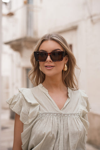 Braune Sonnenbrille mit rechteckigem Rahmen